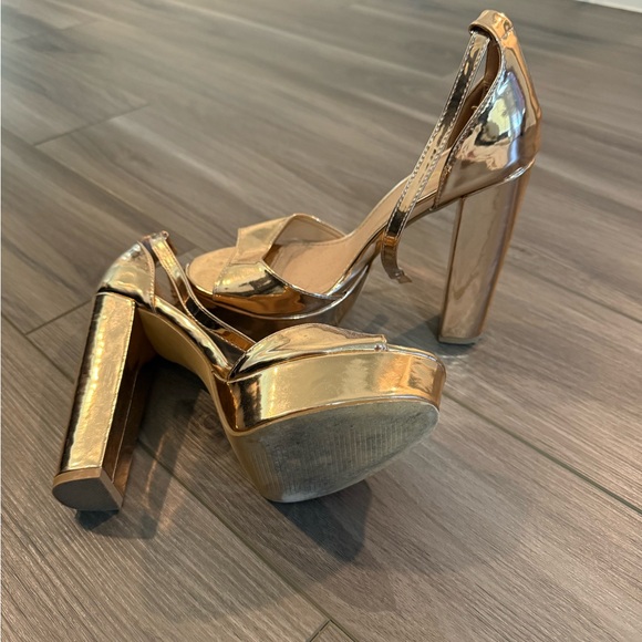 Shoes - Gold heels pumps